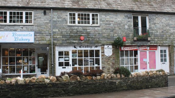 BOSCASTLE, CORNWALL – FREEHOLD RETAIL SHOP WITH ACCOMMODATION – FREEHOLD £245,000  REF VR398C